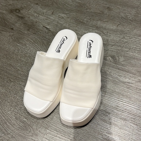 White platform sandals - Picture 3 of 3